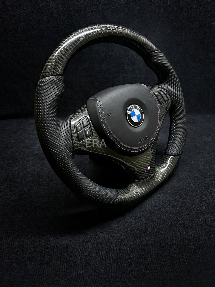 BMW E9X-E8X CARBON-FIBRE-PERFORATED / LEATHER AIRBAG / M STITCHING / CARBON STYLE TRIM / SHAPED