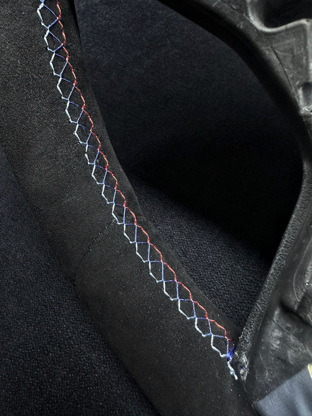 BMW G-SERIES ALCANTARA / BLUE STRIPE / M STITCHING